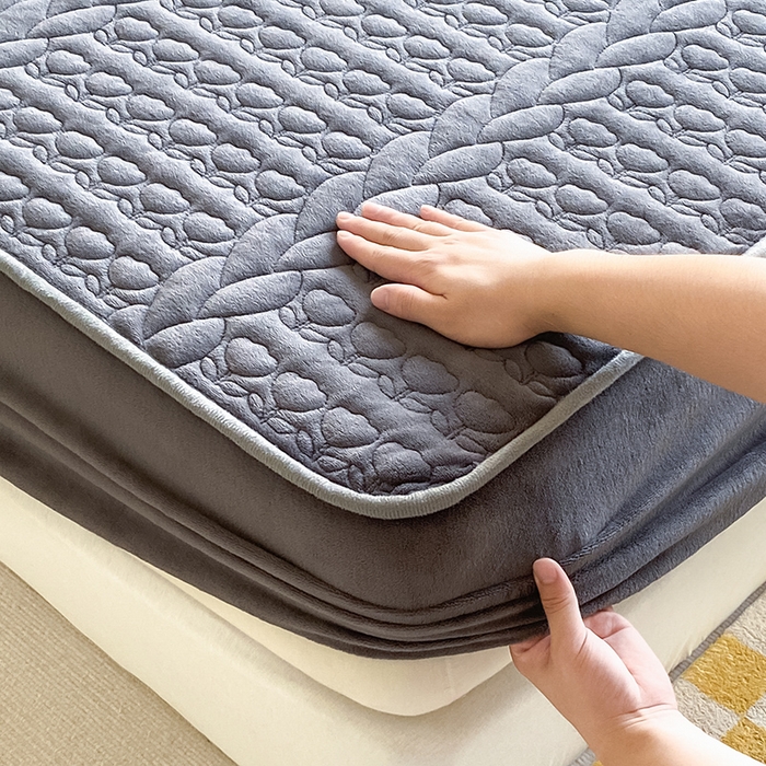 91家纺网 家纺一手货源 找家纺 摩妮卡 2025新款牛奶绒夹棉床笠三件套保护床垫 星辰灰