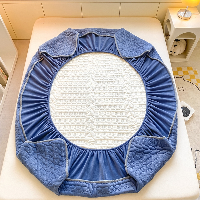 91家纺网 家纺一手货源 找家纺 摩妮卡 2025新款牛奶绒夹棉床笠三件套保护床垫 卡宴蓝