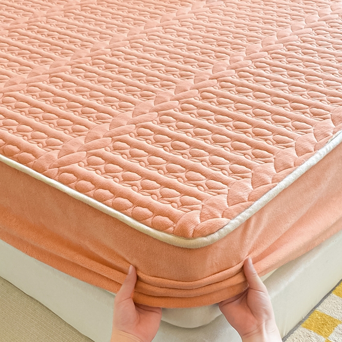 91家纺网 家纺一手货源 找家纺 （总）摩妮卡 2025新款牛奶绒夹棉床笠三件套保护床垫