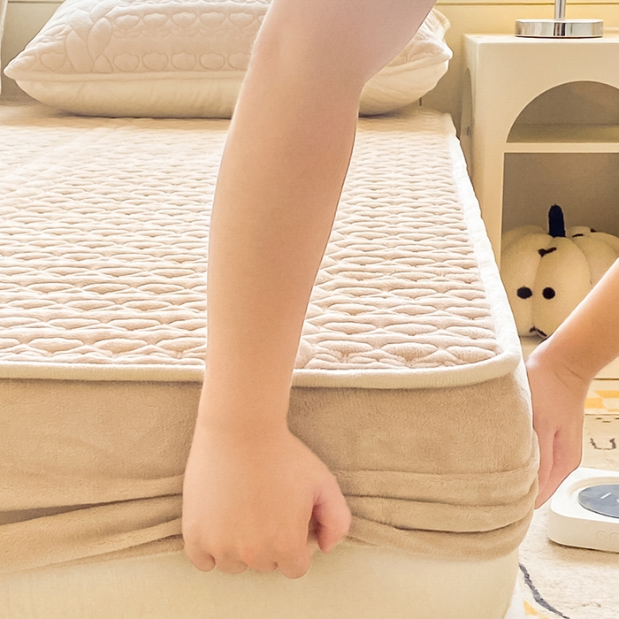 91家纺网 家纺一手货源 找家纺 摩妮卡 2025新款牛奶绒夹棉床笠三件套保护床垫 米杏