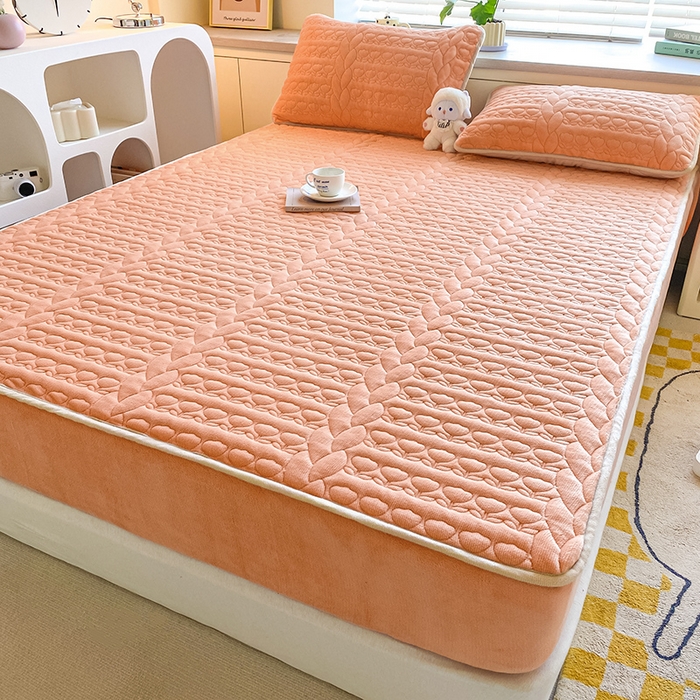 91家纺网 家纺一手货源 找家纺 （总）摩妮卡 2025新款牛奶绒夹棉床笠三件套保护床垫