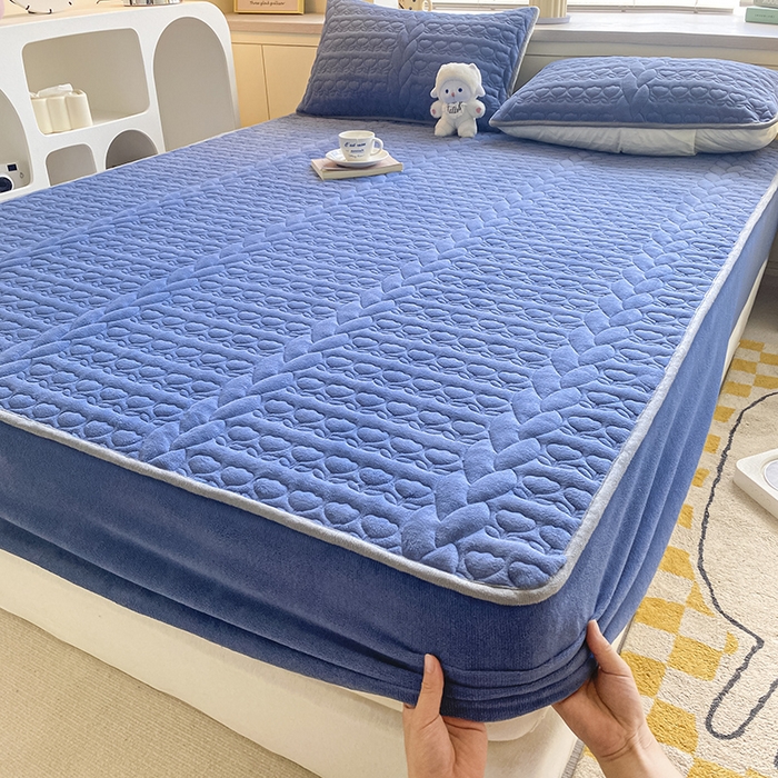 91家纺网 家纺一手货源 找家纺 摩妮卡 2025新款牛奶绒夹棉床笠三件套保护床垫 卡宴蓝