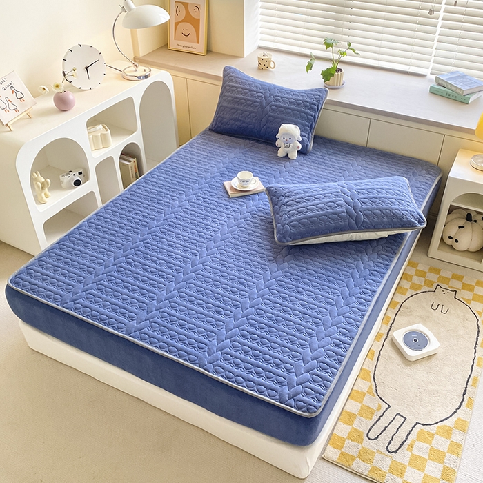 91家纺网 家纺一手货源 找家纺 摩妮卡 2025新款牛奶绒夹棉床笠三件套保护床垫 卡宴蓝