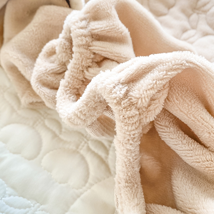 91家纺网 家纺一手货源 找家纺 摩妮卡 2025新款牛奶绒夹棉床笠三件套保护床垫 米杏