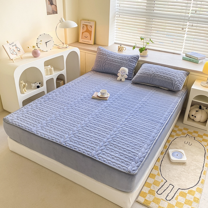 91家纺网 家纺一手货源 找家纺 摩妮卡 2025新款牛奶绒夹棉床笠三件套保护床垫 海盐蓝