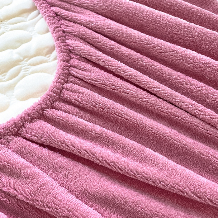 91家纺网 家纺一手货源 找家纺 摩妮卡 2025新款牛奶绒夹棉床笠三件套保护床垫 砖红