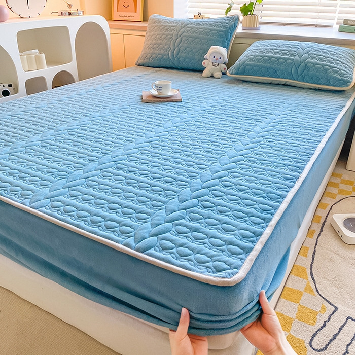 91家纺网 家纺一手货源 找家纺 摩妮卡 2025新款牛奶绒夹棉床笠三件套保护床垫 班迪兰