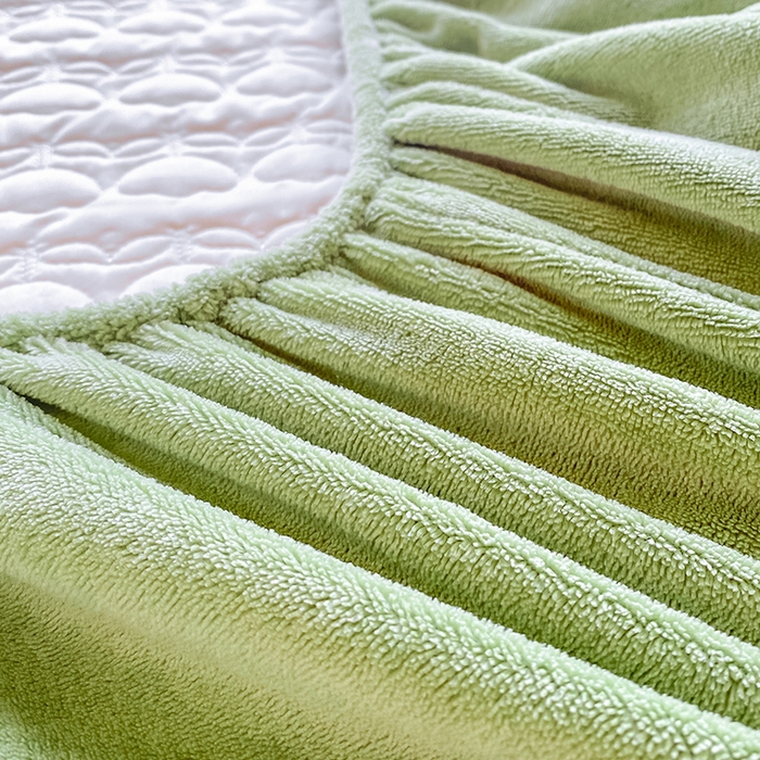 91家纺网 家纺一手货源 找家纺 摩妮卡 2025新款牛奶绒夹棉床笠三件套保护床垫 破镜白