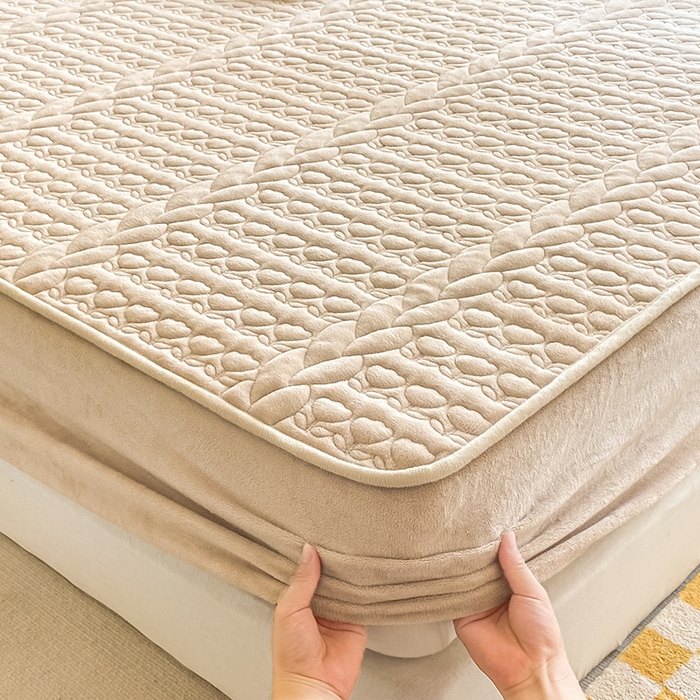 91家纺网 家纺一手货源 找家纺 摩妮卡 2025新款牛奶绒夹棉床笠三件套保护床垫 米杏