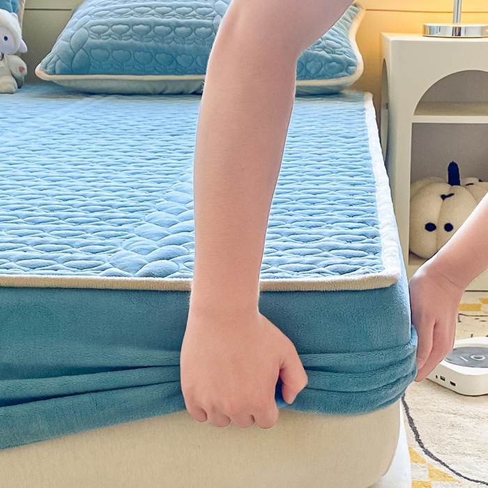 91家纺网 家纺一手货源 找家纺 摩妮卡 2025新款牛奶绒夹棉床笠三件套保护床垫 班迪兰