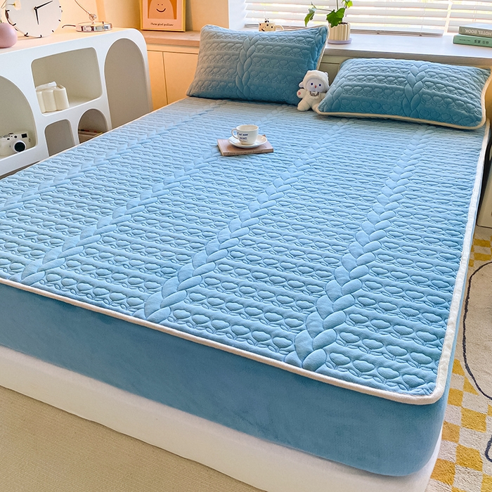 91家纺网 家纺一手货源 找家纺 摩妮卡 2025新款牛奶绒夹棉床笠三件套保护床垫 班迪兰