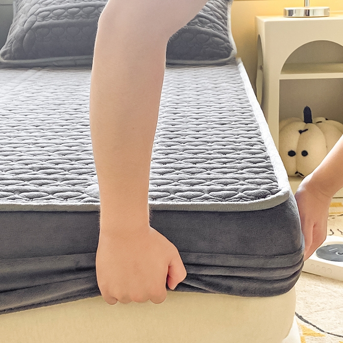 91家纺网 家纺一手货源 找家纺 摩妮卡 2025新款牛奶绒夹棉床笠三件套保护床垫 星辰灰