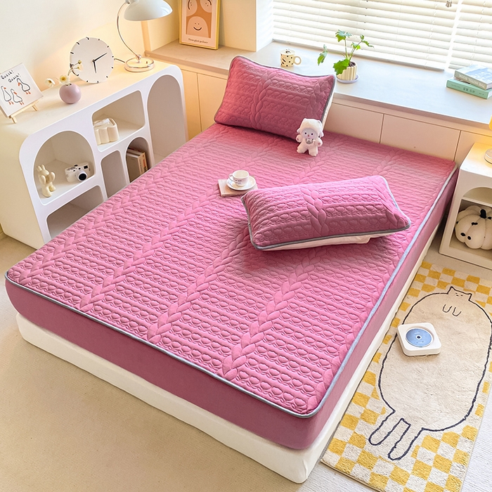 91家纺网 家纺一手货源 找家纺 摩妮卡 2025新款牛奶绒夹棉床笠三件套保护床垫 砖红