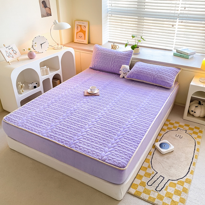 91家纺网 家纺一手货源 找家纺 摩妮卡 2025新款牛奶绒夹棉床笠三件套保护床垫 香芋紫