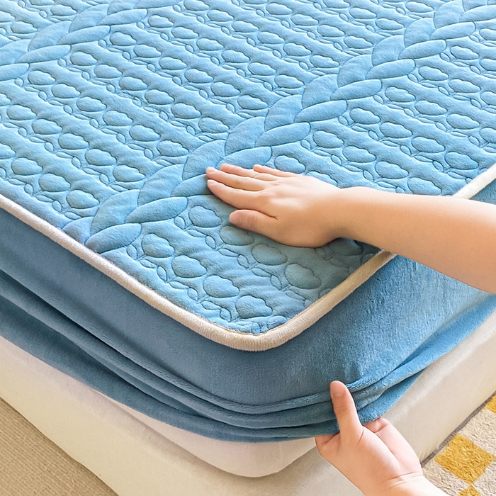 91家纺网 家纺一手货源 找家纺 摩妮卡 2025新款牛奶绒夹棉床笠三件套保护床垫 班迪兰