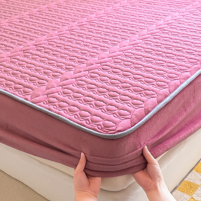 91家纺网 家纺一手货源 找家纺 摩妮卡 2025新款牛奶绒夹棉床笠三件套保护床垫 砖红