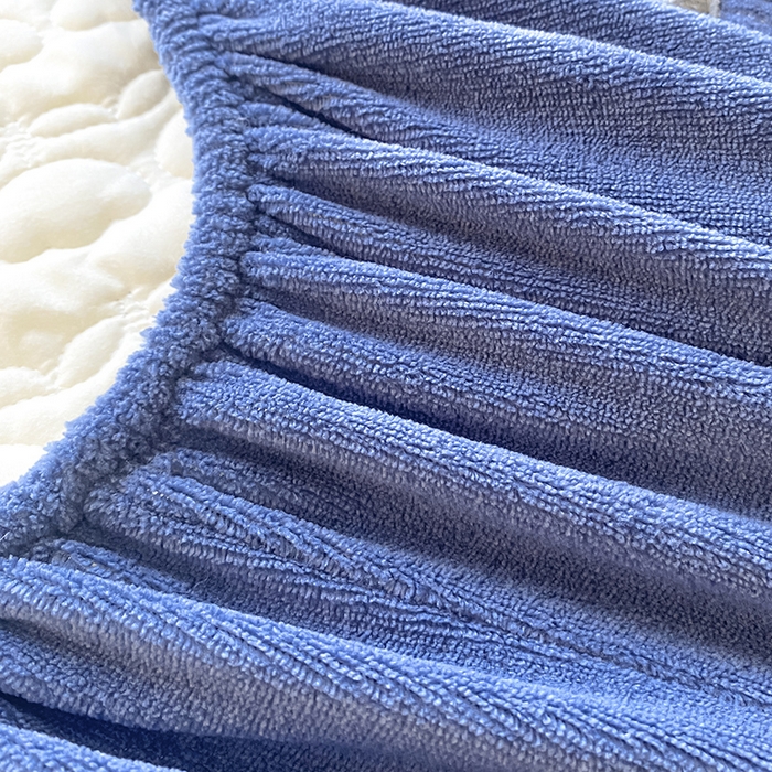 91家纺网 家纺一手货源 找家纺 摩妮卡 2025新款牛奶绒夹棉床笠三件套保护床垫 卡宴蓝