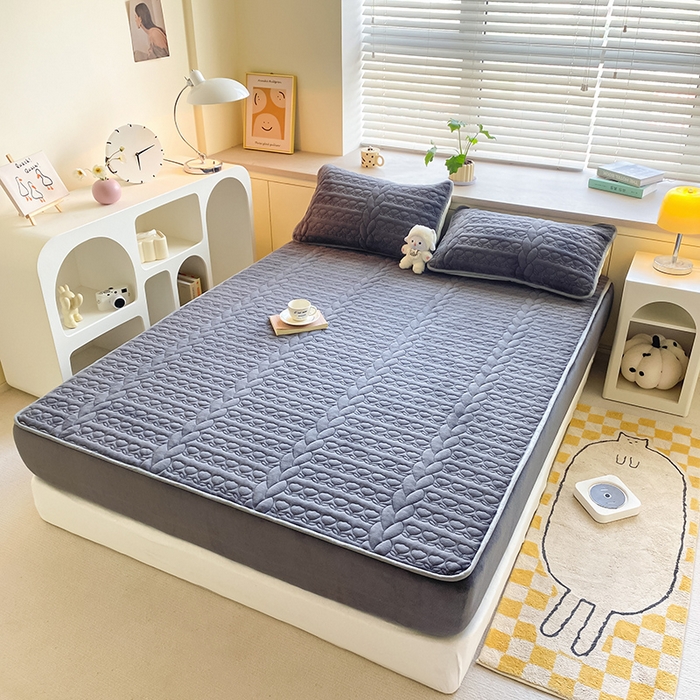 91家纺网 家纺一手货源 找家纺 摩妮卡 2025新款牛奶绒夹棉床笠三件套保护床垫 星辰灰