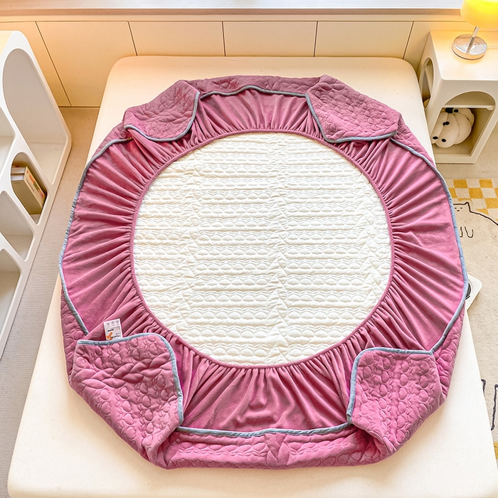 91家纺网 家纺一手货源 找家纺 摩妮卡 2025新款牛奶绒夹棉床笠三件套保护床垫 砖红