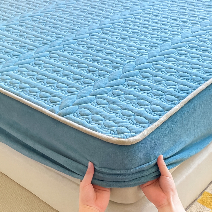 91家纺网 家纺一手货源 找家纺 摩妮卡 2025新款牛奶绒夹棉床笠三件套保护床垫 班迪兰