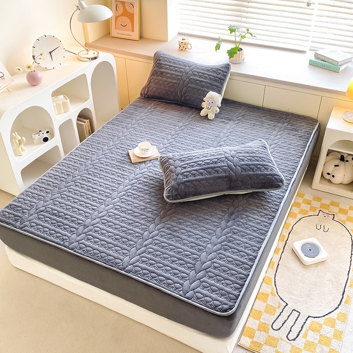 91家纺网 家纺一手货源 找家纺 摩妮卡 2025新款牛奶绒夹棉床笠三件套保护床垫 星辰灰