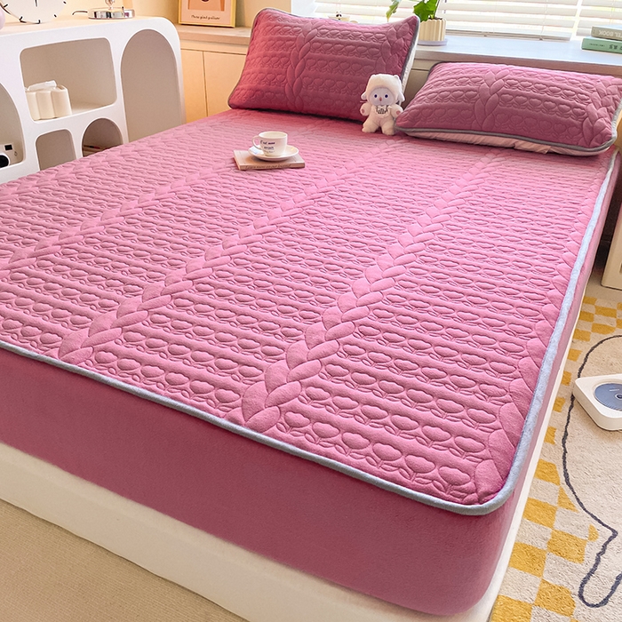 91家纺网 家纺一手货源 找家纺 摩妮卡 2025新款牛奶绒夹棉床笠三件套保护床垫 砖红