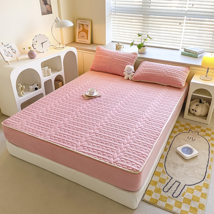 91家纺网 家纺一手货源 找家纺 摩妮卡 2025新款牛奶绒夹棉床笠三件套保护床垫 冰霉粉