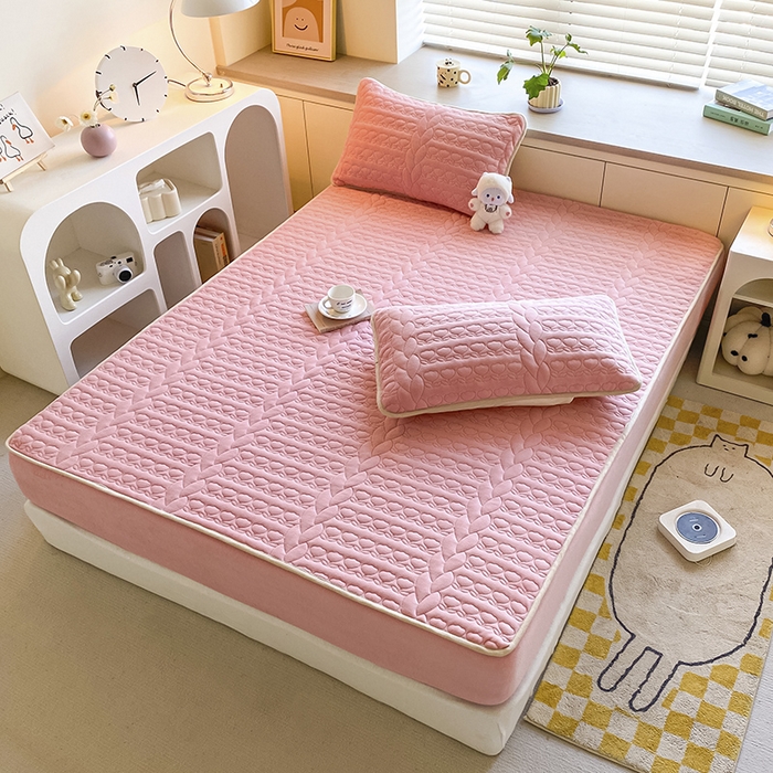 91家纺网 家纺一手货源 找家纺 摩妮卡 2025新款牛奶绒夹棉床笠三件套保护床垫 冰霉粉