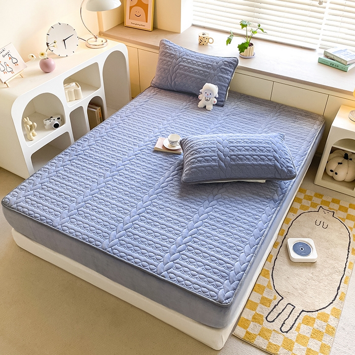 91家纺网 家纺一手货源 找家纺 摩妮卡 2025新款牛奶绒夹棉床笠三件套保护床垫 海盐蓝