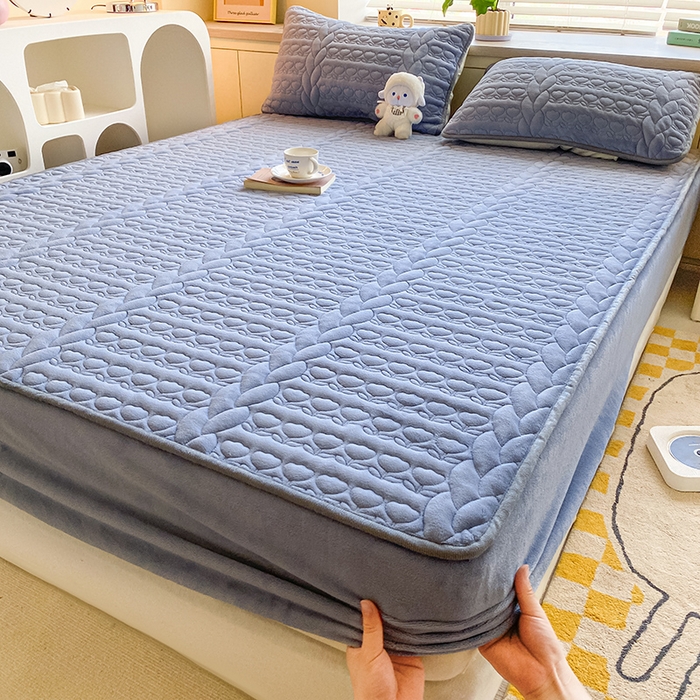 91家纺网 家纺一手货源 找家纺 摩妮卡 2025新款牛奶绒夹棉床笠三件套保护床垫 海盐蓝