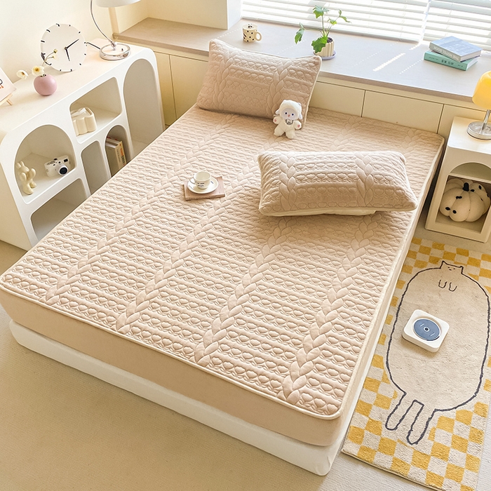 91家纺网 家纺一手货源 找家纺 摩妮卡 2025新款牛奶绒夹棉床笠三件套保护床垫 米杏