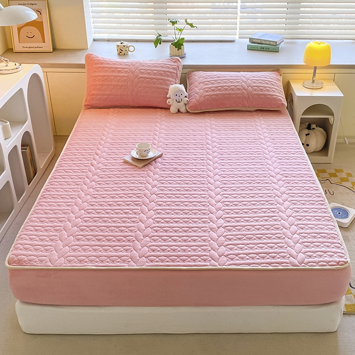 91家纺网 家纺一手货源 找家纺 摩妮卡 2025新款牛奶绒夹棉床笠三件套保护床垫 冰霉粉