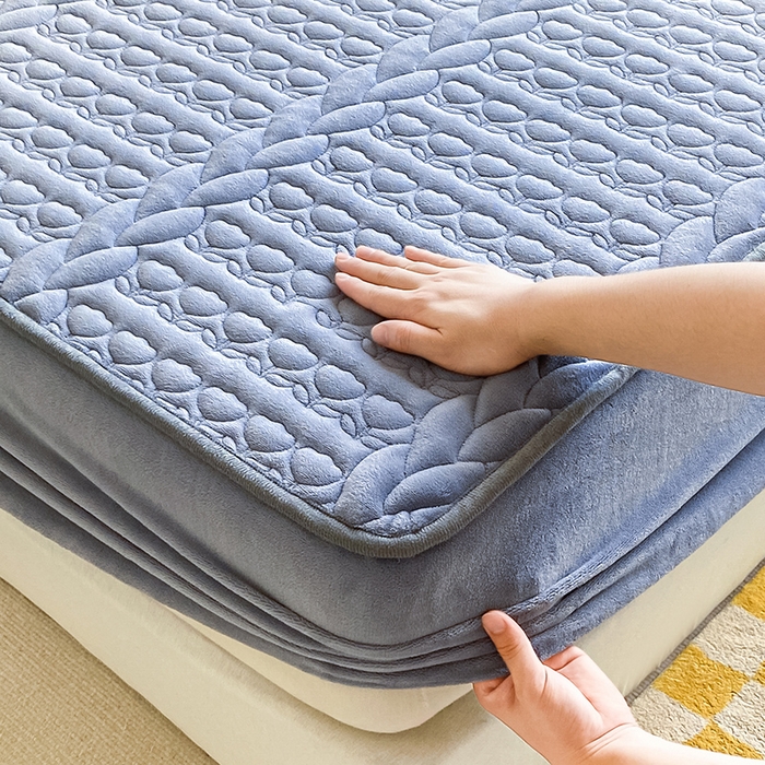 91家纺网 家纺一手货源 找家纺 摩妮卡 2025新款牛奶绒夹棉床笠三件套保护床垫 海盐蓝