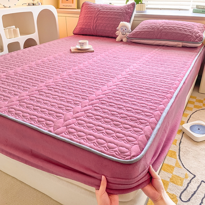 91家纺网 家纺一手货源 找家纺 摩妮卡 2025新款牛奶绒夹棉床笠三件套保护床垫 砖红