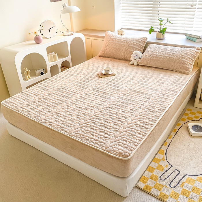 91家纺网 家纺一手货源 找家纺 摩妮卡 2025新款牛奶绒夹棉床笠三件套保护床垫 米杏