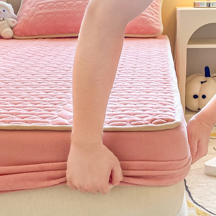 91家纺网 家纺一手货源 找家纺 摩妮卡 2025新款牛奶绒夹棉床笠三件套保护床垫 冰霉粉