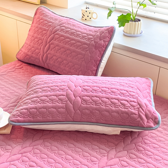 91家纺网 家纺一手货源 找家纺 摩妮卡 2025新款牛奶绒夹棉床笠三件套保护床垫 砖红