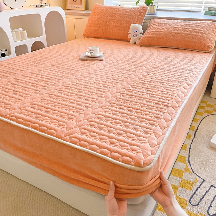 91家纺网 家纺一手货源 找家纺 摩妮卡 2025新款牛奶绒夹棉床笠三件套保护床垫 爱玛橙