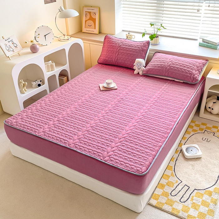 91家纺网 家纺一手货源 找家纺 摩妮卡 2025新款牛奶绒夹棉床笠三件套保护床垫 砖红