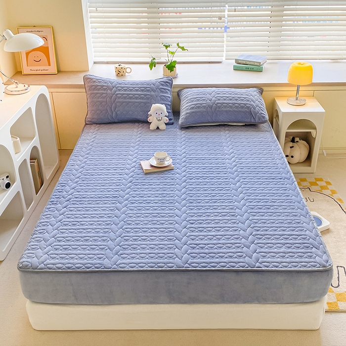 91家纺网 家纺一手货源 找家纺 摩妮卡 2025新款牛奶绒夹棉床笠三件套保护床垫 海盐蓝