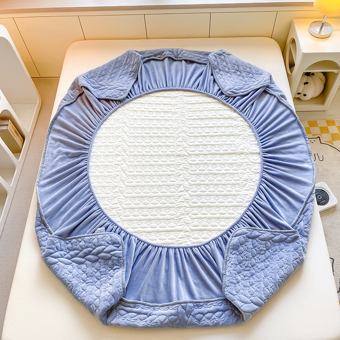 91家纺网 家纺一手货源 找家纺 摩妮卡 2025新款牛奶绒夹棉床笠三件套保护床垫 海盐蓝