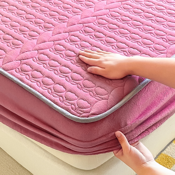 91家纺网 家纺一手货源 找家纺 摩妮卡 2025新款牛奶绒夹棉床笠三件套保护床垫 砖红