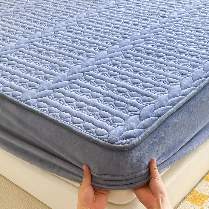 91家纺网 家纺一手货源 找家纺 摩妮卡 2025新款牛奶绒夹棉床笠三件套保护床垫 海盐蓝