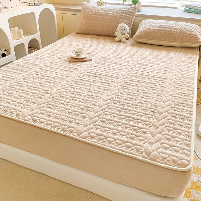 91家纺网 家纺一手货源 找家纺 摩妮卡 2025新款牛奶绒夹棉床笠三件套保护床垫 米杏