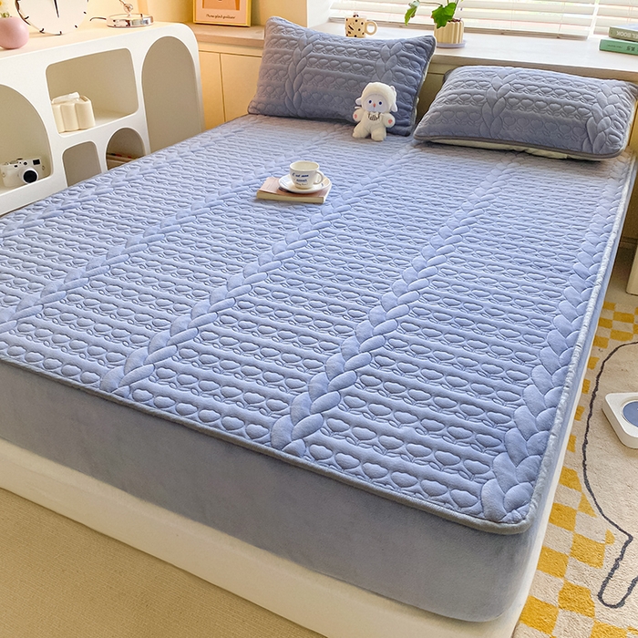 91家纺网 家纺一手货源 找家纺 摩妮卡 2025新款牛奶绒夹棉床笠三件套保护床垫 海盐蓝