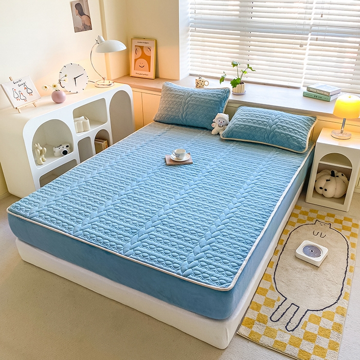 91家纺网 家纺一手货源 找家纺 摩妮卡 2025新款牛奶绒夹棉床笠三件套保护床垫 班迪兰