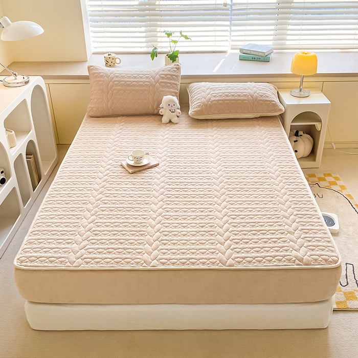 91家纺网 家纺一手货源 找家纺 摩妮卡 2025新款牛奶绒夹棉床笠三件套保护床垫 米杏