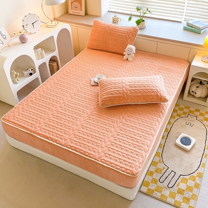 91家纺网 家纺一手货源 找家纺 摩妮卡 2025新款牛奶绒夹棉床笠三件套保护床垫 爱玛橙