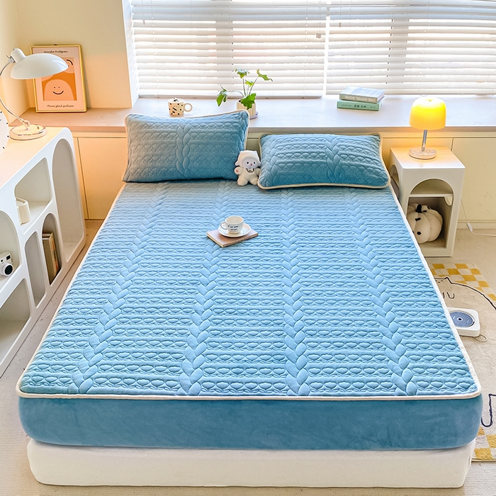 91家纺网 家纺一手货源 找家纺 摩妮卡 2025新款牛奶绒夹棉床笠三件套保护床垫 班迪兰