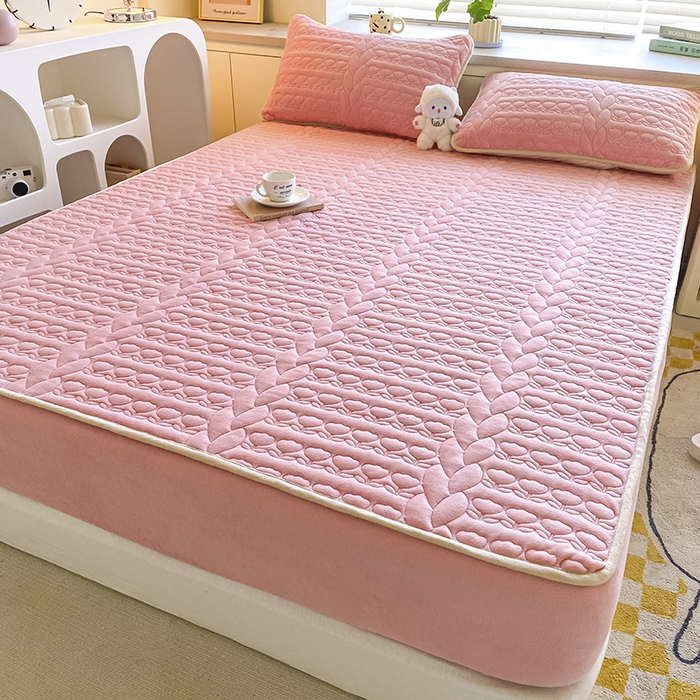 91家纺网 家纺一手货源 找家纺 摩妮卡 2025新款牛奶绒夹棉床笠三件套保护床垫 冰霉粉